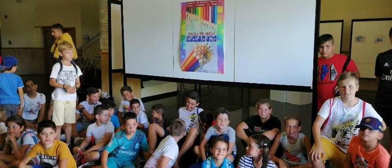 Niños participantes en los actos de la Escola de Verán de Valga // Faro