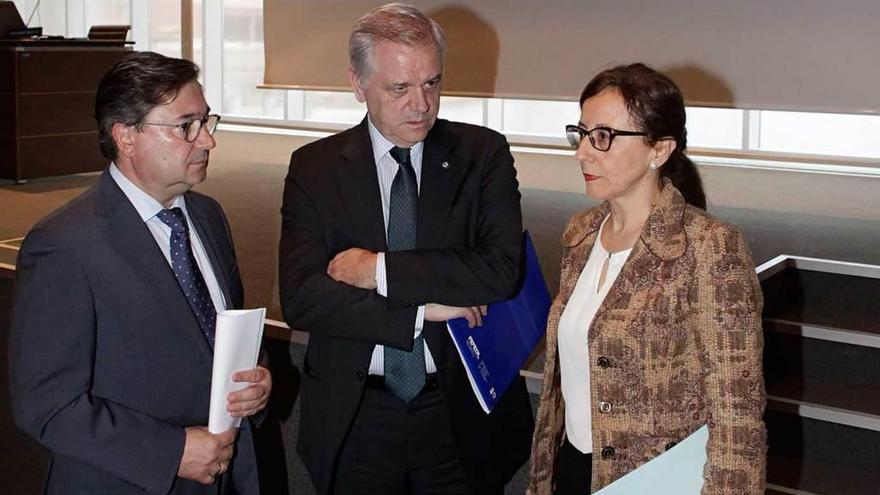 Por la izquierda, el presidente de El Musel, Laureano Lourido; el de Femetal, Guillermo Ulacia, y la consejera Belén Fernández, en la jornada.