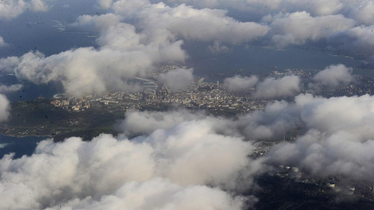 Nubes, vistas desde un avión sobrevolando A Coruña.