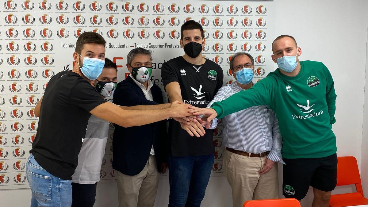 Jorge Sanz, Carlos Toledo y Devin Schmidt, con representantes del Cáceres y el Instituto deTecnologías Dentales Fones.