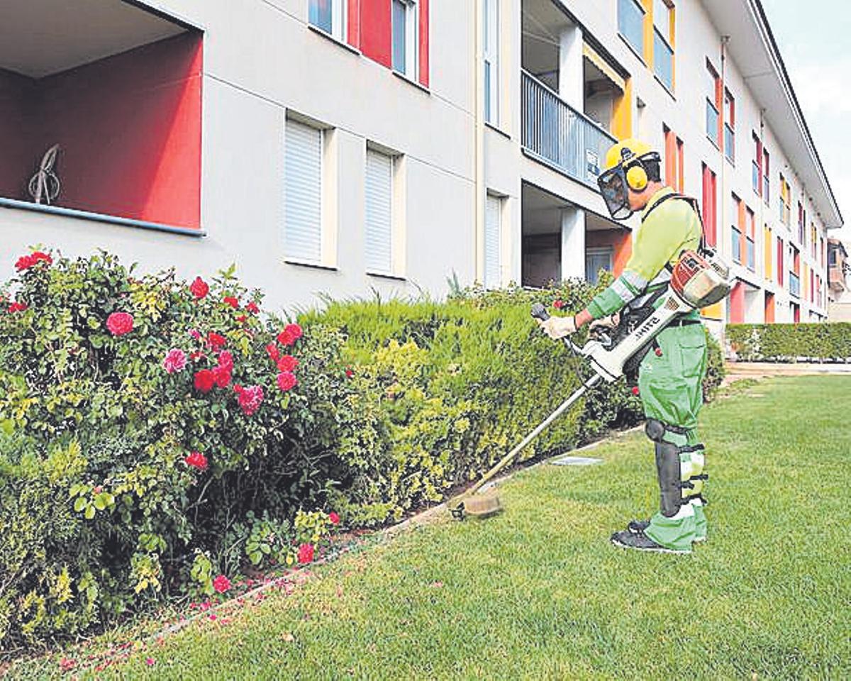 Un trabajador de un centro especial de empleo de Atadi.