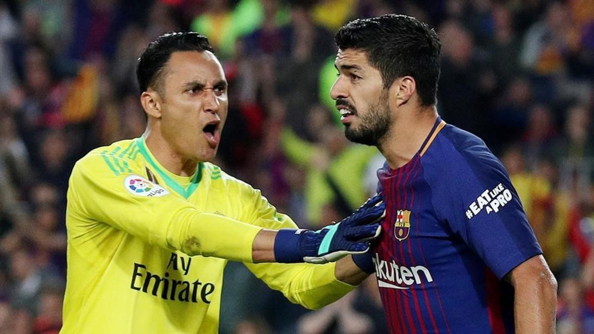 Luis Suárez y Keylor Navas en una imagen del clásico en el Camp Nou.