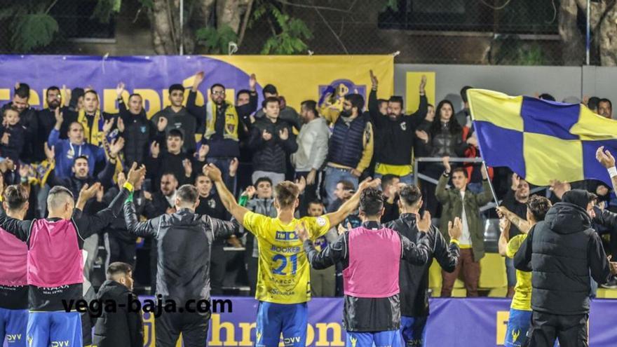 Jugadores del Orihuela saludan a su afición en un partido reciente. | ORIHUELA CF