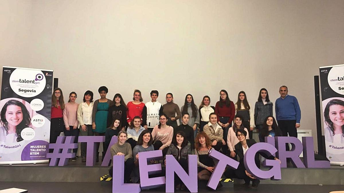 Un grupo de participantes en una de las actividades del proyecto STEM Talent Girl. | Fundación ASTI