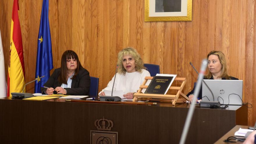 La alcaldesa, Diana Piñeiro, en la Presidencia del pleno, recién investida. | Casteleiro/Roller Agencia