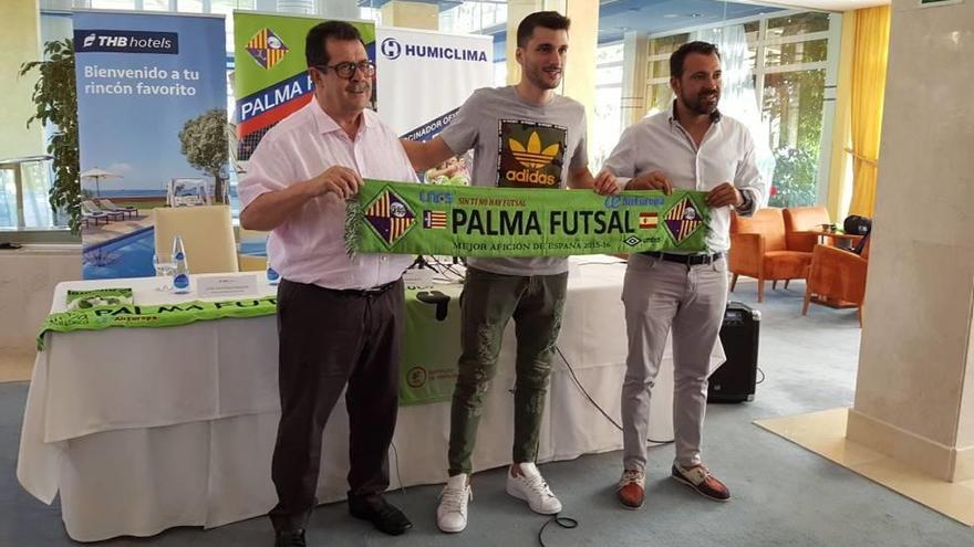 El presidente del club, Miquel Jaume, Lolo Urbano y el director deportivo, Tirado, ayer en Palma.