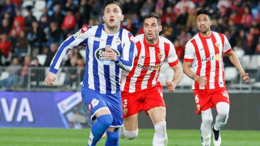 Lucas Pérez se adelanta para controlar el balón durante el partido de esta temporada en Almería.