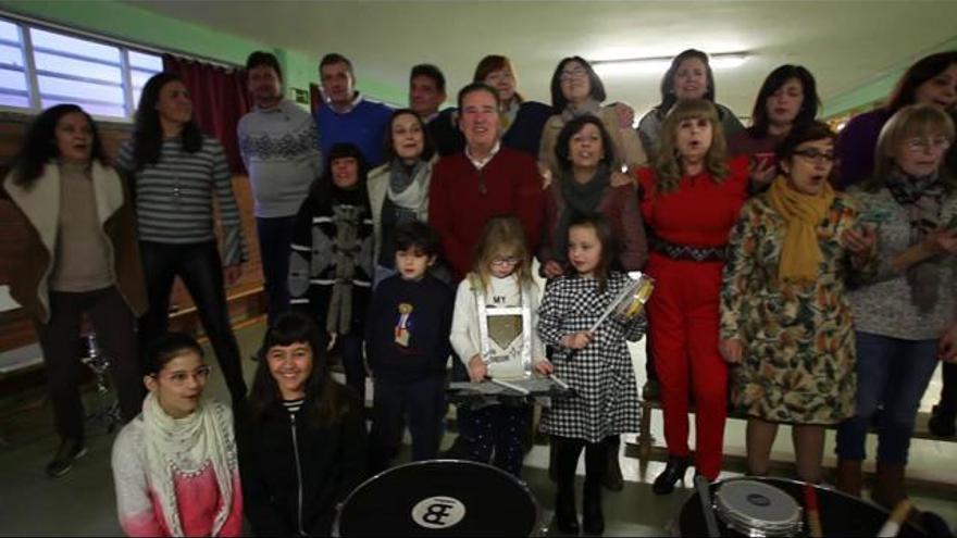 La Charanga 'Os brasileiros' versiona 'Gijón del alma' con mensaje para Moriyón