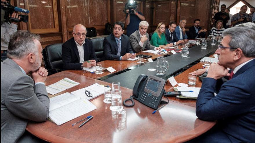 Ángel Víctor Torres con los presidentes de los cabidos.