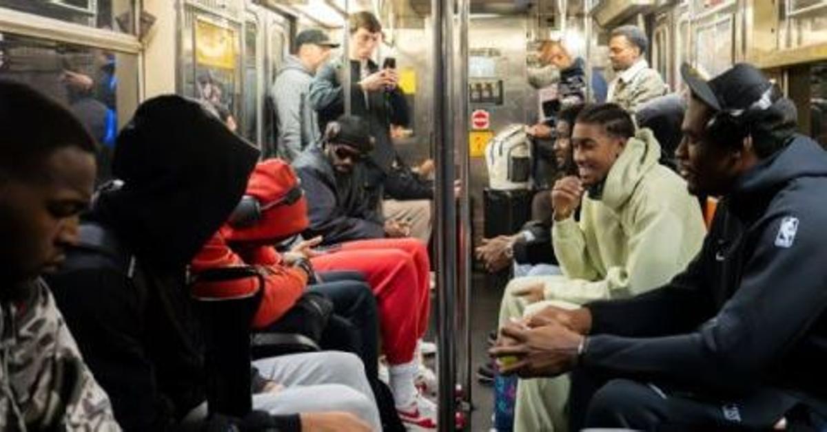 Los jugadores de los Pistons  charlan durante su trayecto en el metro neoyorquino