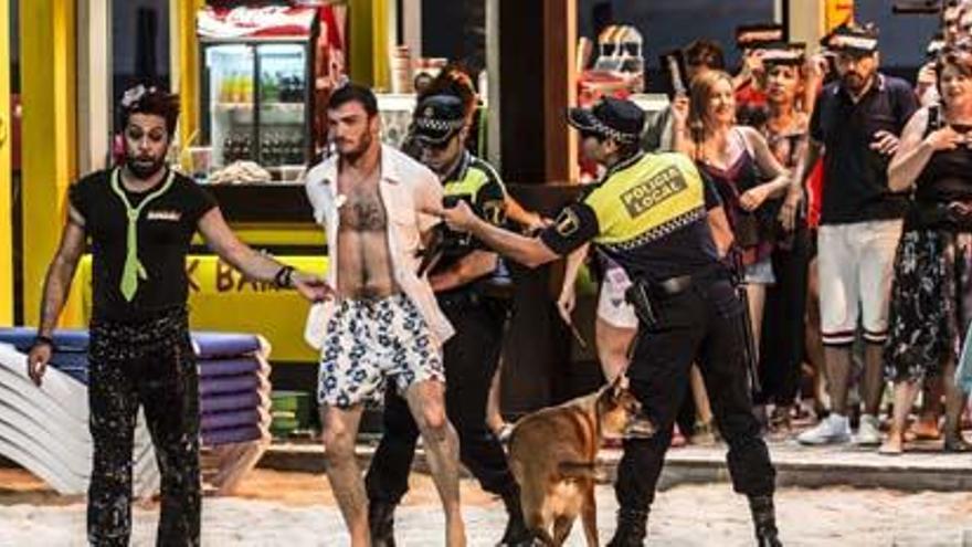 El uniforme de la Policía local de Valencia inspira parte del vestuario de la ópera.