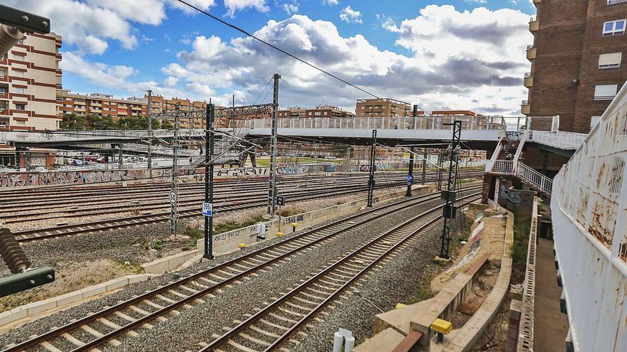 Ámbito del futuro bulevar García Lorca ocupado en la actualidad por la playa de vías del ferrocarril. | FERNANDO BUSTAMANTE
