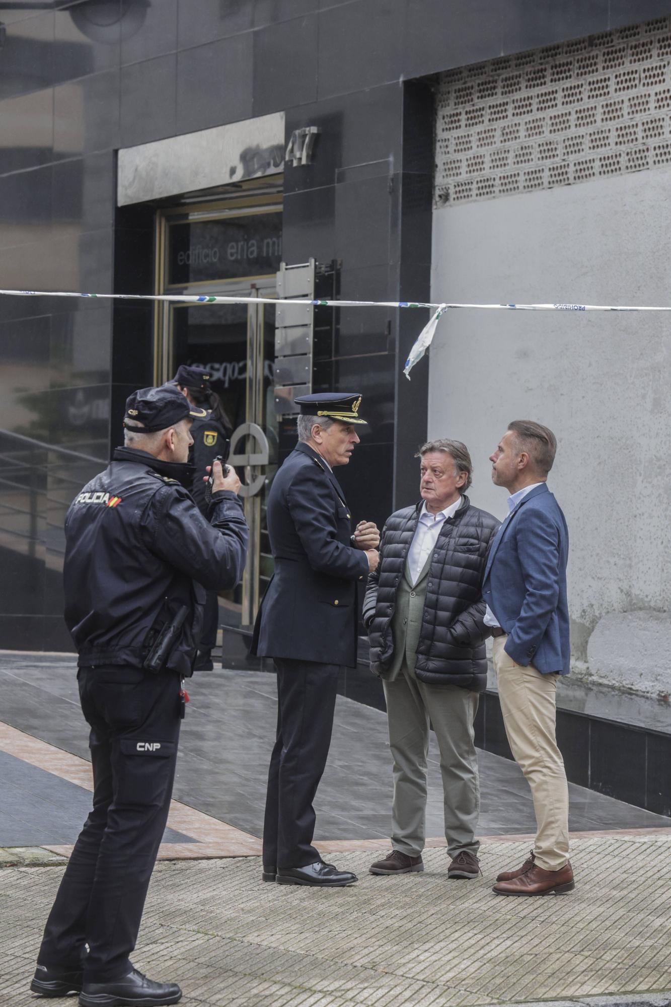 En imágenes: Conmoción en el ovetense barrio de La Ería por la muerte de dos gemelas de 12 años