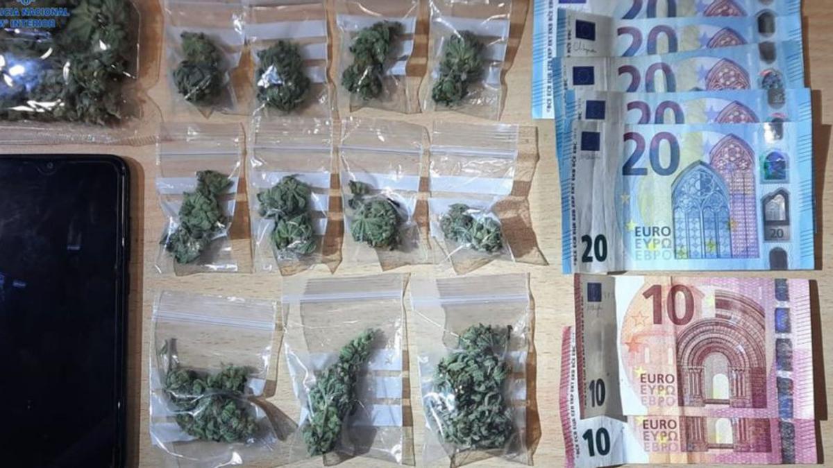 Droga y dinero intervenido al joven en Porto Cristo.