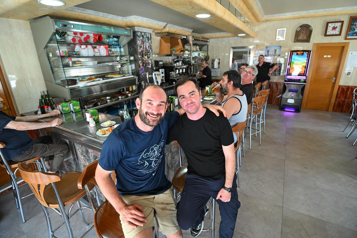 Dos vecinos de Cox, Domingo Murcia y Álvaro Cristo, en la cafetería Fina.