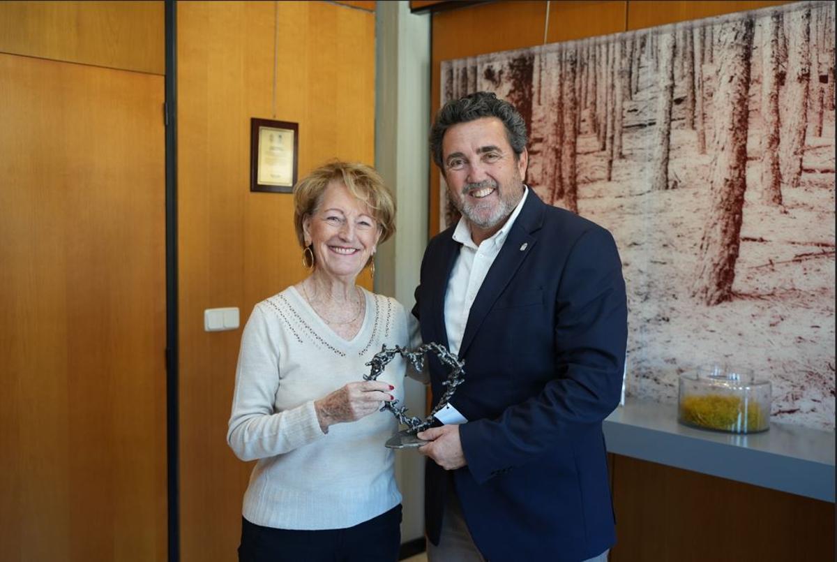 Kate Mentink y Juan Antonio Amengual, en el Ayuntamiento de Calvià