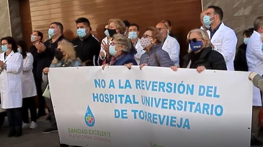 Protesta de sanitarios contra la reversión del Hospital de Torrevieja en Guardamar