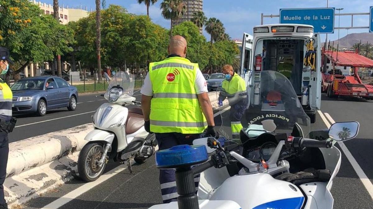 Un motorista se cae en la Autovía Marítima