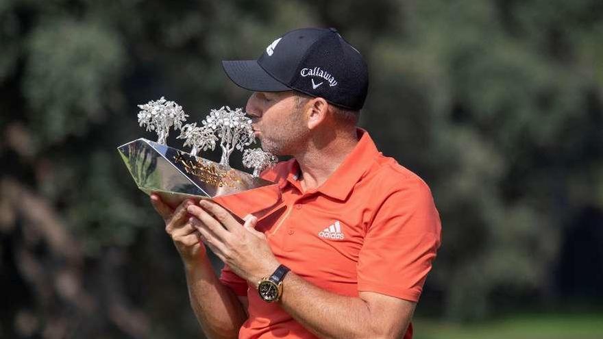 Sergio García besa el trofeo de ganador. // Efe