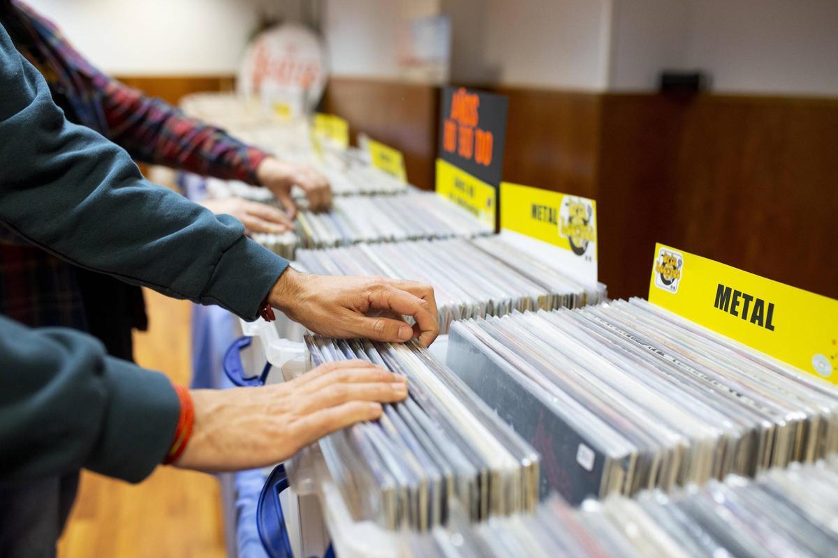 Galería | La Feria del Disco trae a Cáceres las mejores canciones de la historia