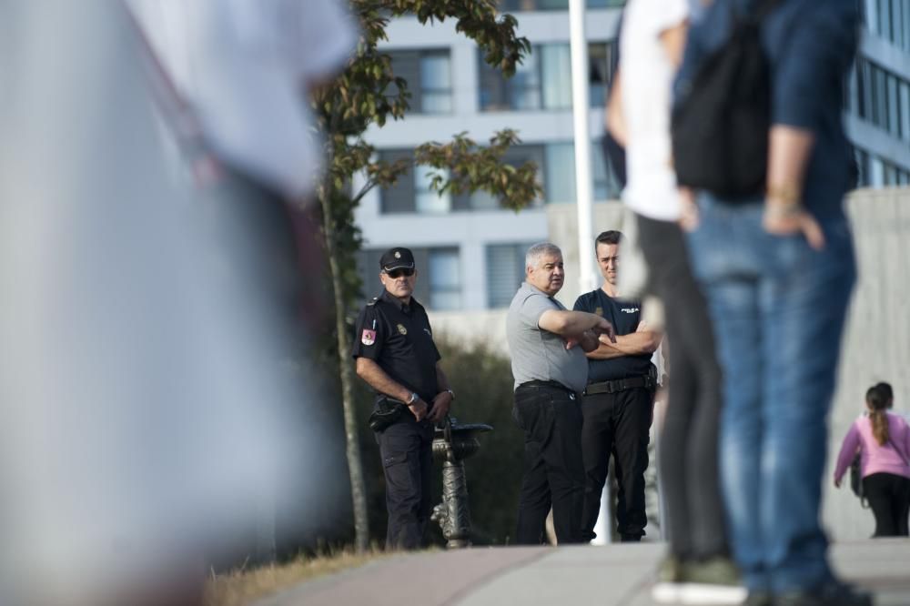 Agentes del Cuerpo Nacional de Policía, miembros de Protección Civil y voluntarios efectuan una batida por la zona de Eirís para intentar localizar restos de José Luis Fernández Ibáñez.