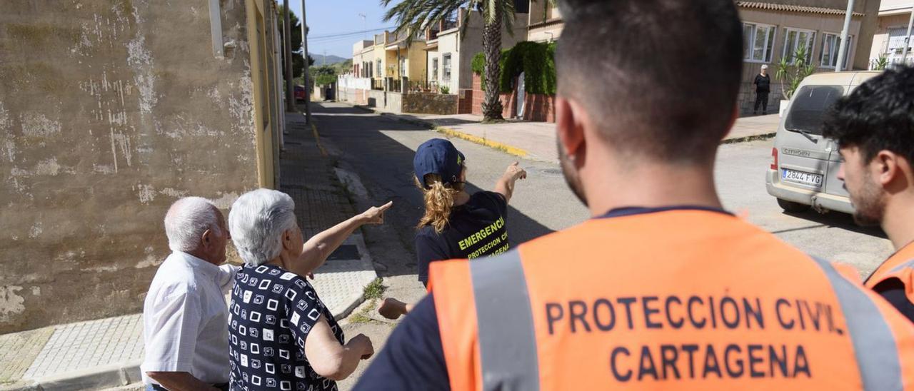 Personal de emergencias y Protección civil asiste a unos vecinos durante el simulacro. | IVÁN J. URQUÍZAR