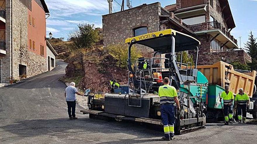 Treballs d&#039;asfaltatge al nucli urbà del municipi