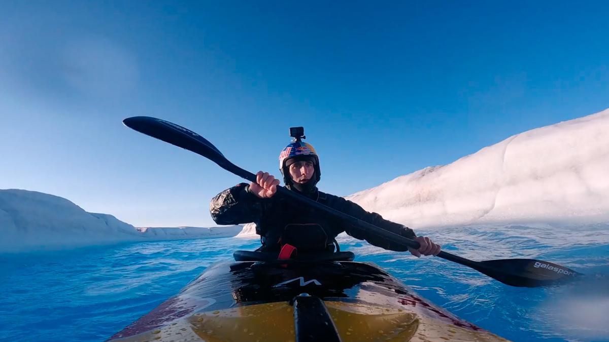 El kayakista Aniol Serrasolses hace historia al descender una cascada helada de 20 metros de altura