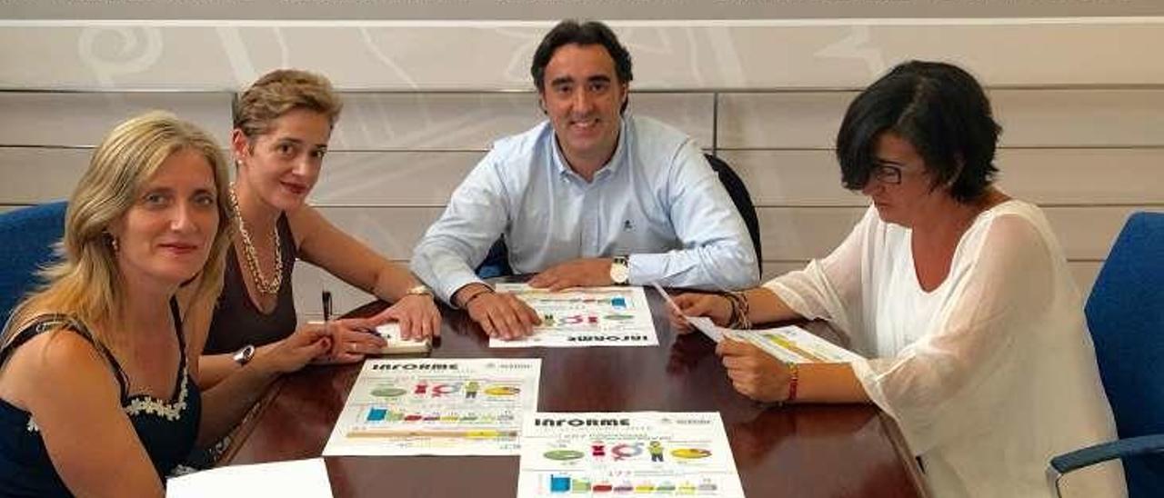 El edil Jorge Pumar con técnicas de empleo del concello. // FdV