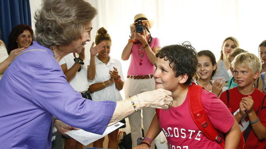 La Reina Sofía otorga a Froilán su diploma de vela.