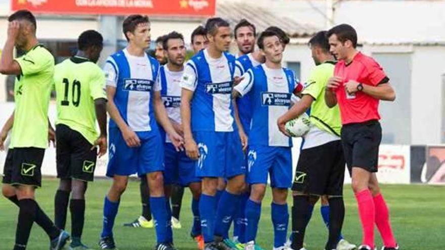 Los jugadores del Alcoyano protestan al colegiado la expulsión de Tomás Ruso, ayer.