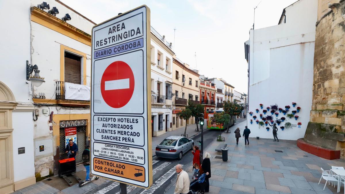 Placa de entrada a la zona de circulación restringida en Alfaros.