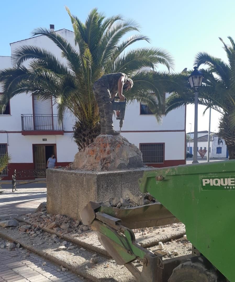 Operarios municipales durante la retirada.