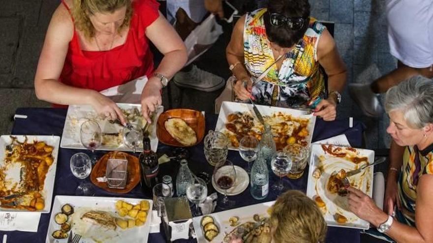 Un grupo cena en una terraza este fin de semana.