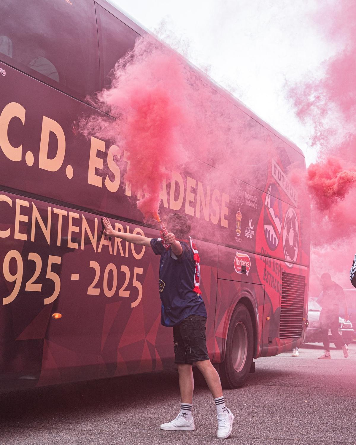 Un aficionado del Estradense, junto al autobús del equipo.