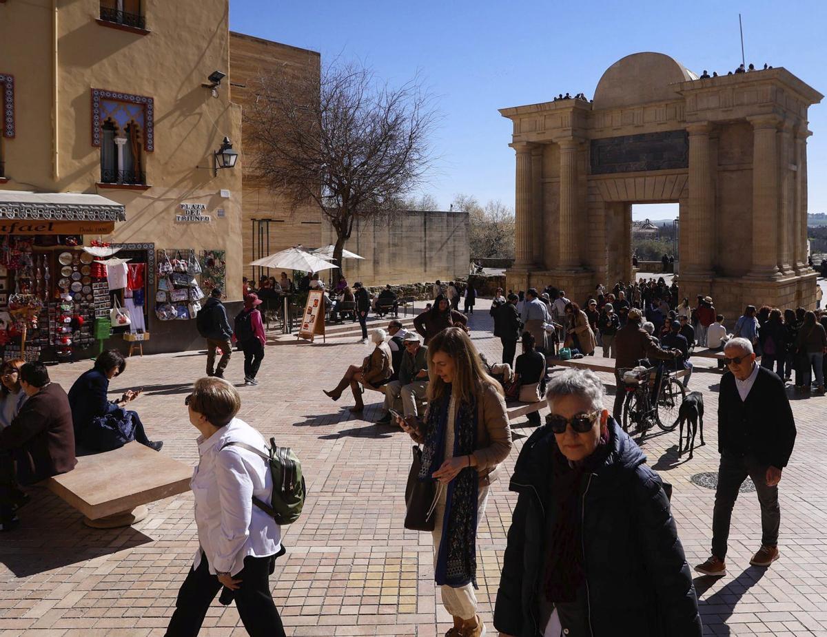 Movimiento de turistas en torno a la Puerta del Puente.  | MANUEL MURILLO