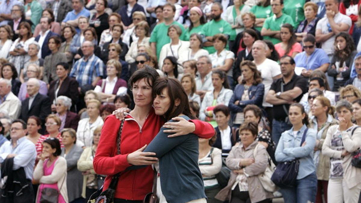 Numerosas de las personas congregadas en la plaza de la Quintana de Santiago, junto a la catedral, donde se celebra el funeral oficial por las 79 víctimas mortales del accidente ferroviario del día 24.