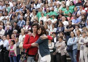 Nombroses de les persones congregades a la plaça de la Quintana de Santiago, al costat de la catedral, on se celebra el funeral oficial per les 79 víctimes mortals de l’accident ferroviari del dia 24.