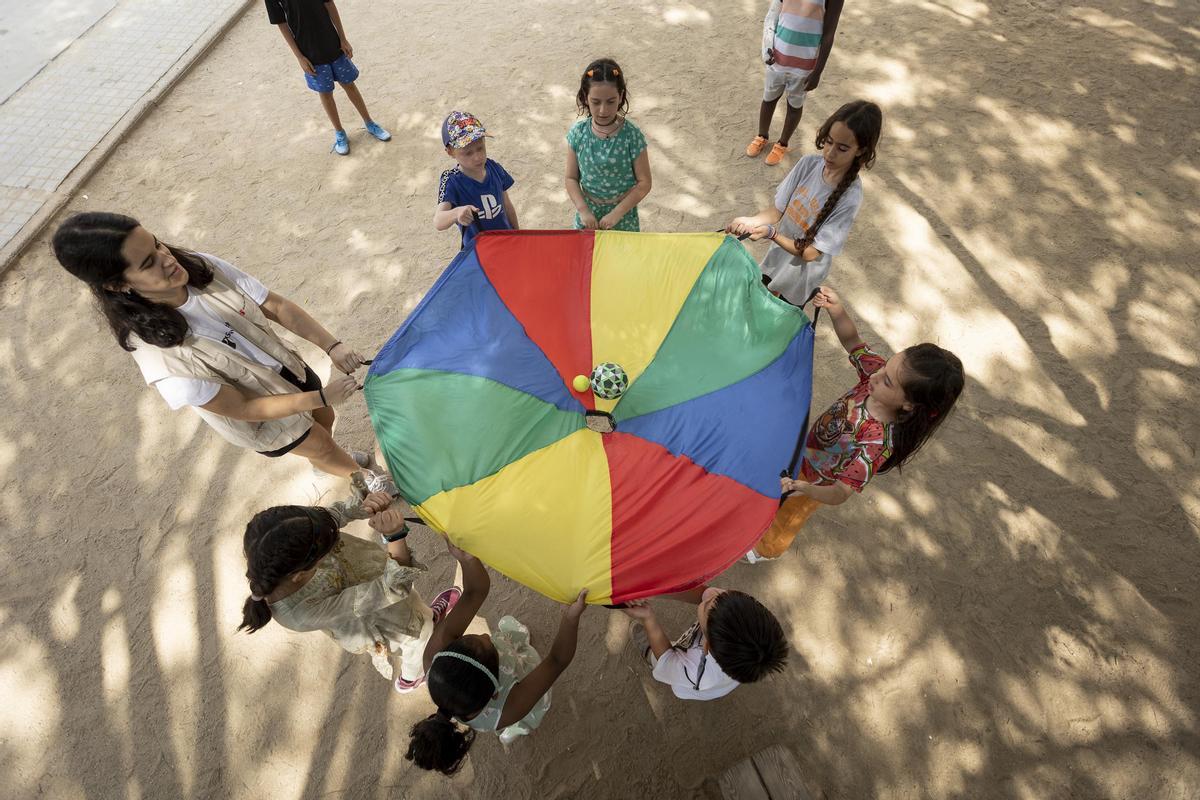 Save the Children inicia sus campamentos de verano para 2200 niños y niñas en riesgo de pobreza y de exclusión social. Las actividades socioeducativas facilitan la conciliación familiar y evitan que los niños y niñas se queden solos en casa.