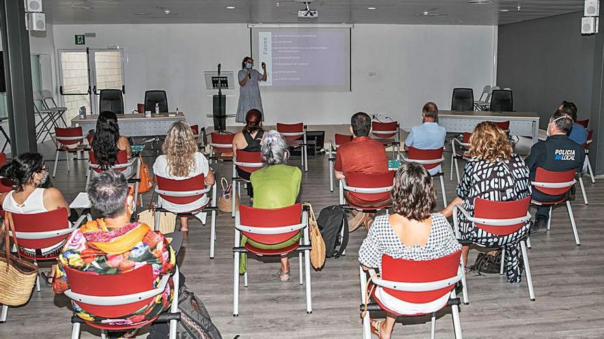 Los asistentes a la charla atienden a Alicia Martín. | ZOWY VOETEN