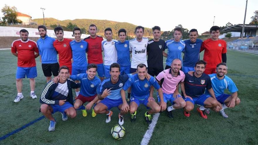 La plantilla, tras el primer entrenamiento del Marcón celebrado ayer en O Carrasco. // G. Santos