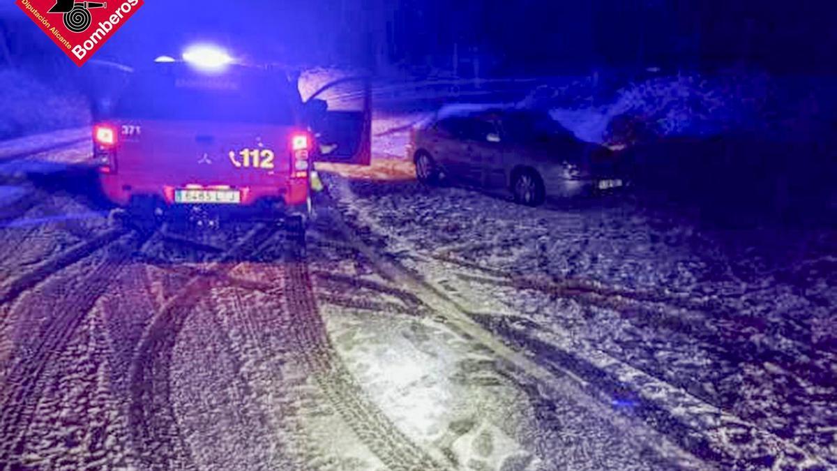 Una de las intervenciones de los bomberos para liberar un vehículo