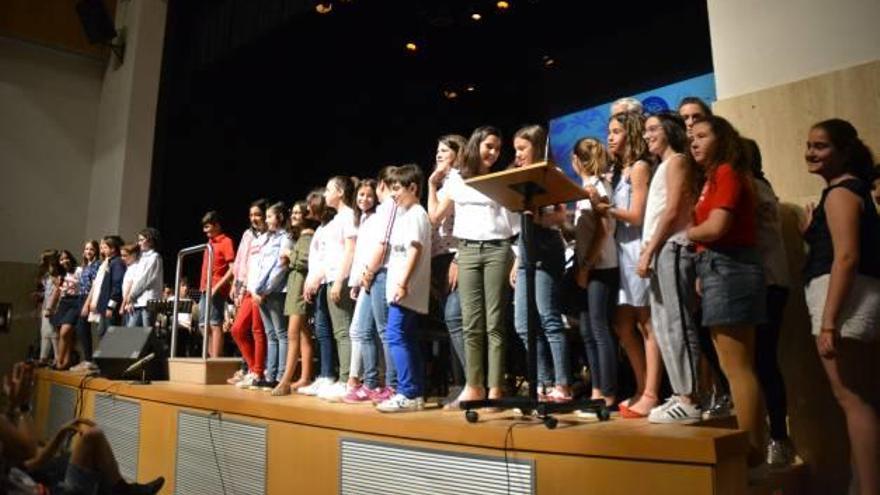 Los alumnos participantes en la gala de Cocentaina.