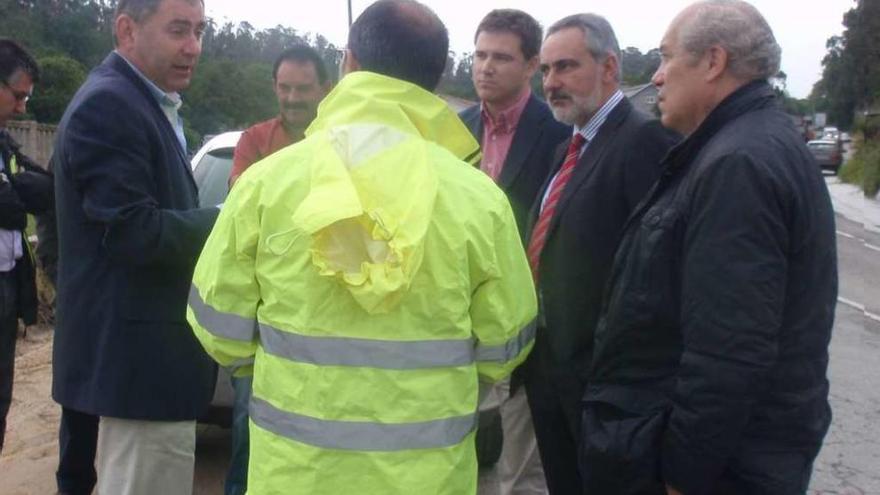 Cores Touris durante la visita a una de las carreteras que se reforma. // FdV