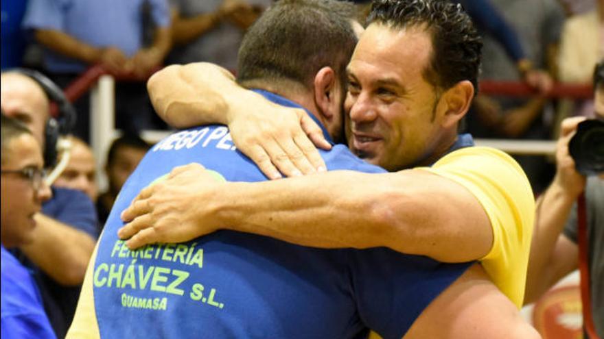 Diego Pérez y José María Reyes se funden en un abrazo.