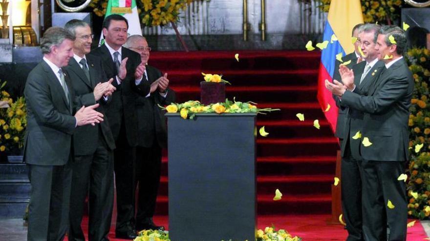 Los presidentes de Colombia (izq.) y México (dcha.) aplauden tras la conclusión de la ceremonia en el Palacio de Bellas Artes mexicano. // Efe