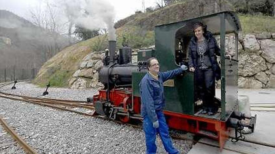 El director del Museo del Ferrocarril de Asturias y la alcaldesa de Langreo en la locomotora tras arrancarla.