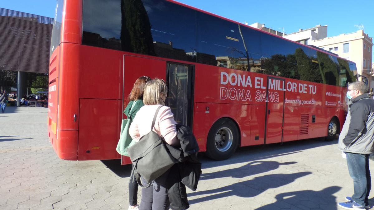 L&#039;autobús del Banc de Sang i Teixits a la plaça Catalunya