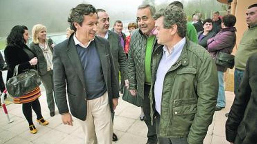 Carlos Floriano, ayer, junto a Goñi, Pérez Cueva y José Manuel Díaz.