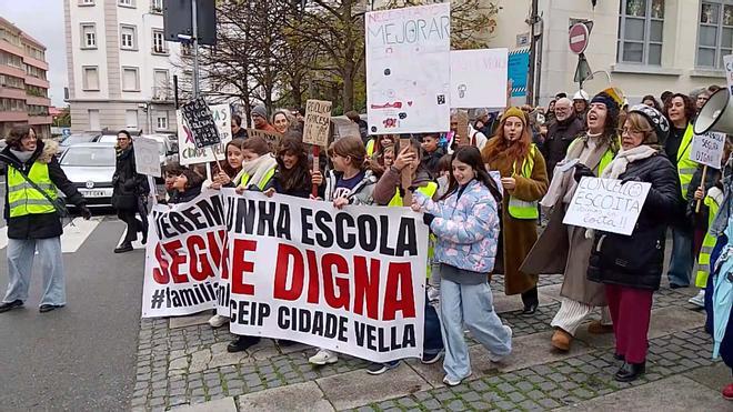 Marcha de 'Familias en Loita' desde el colegio Cidade Vella hasta María Pita
